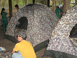 夜間野営のためのテント組み立て